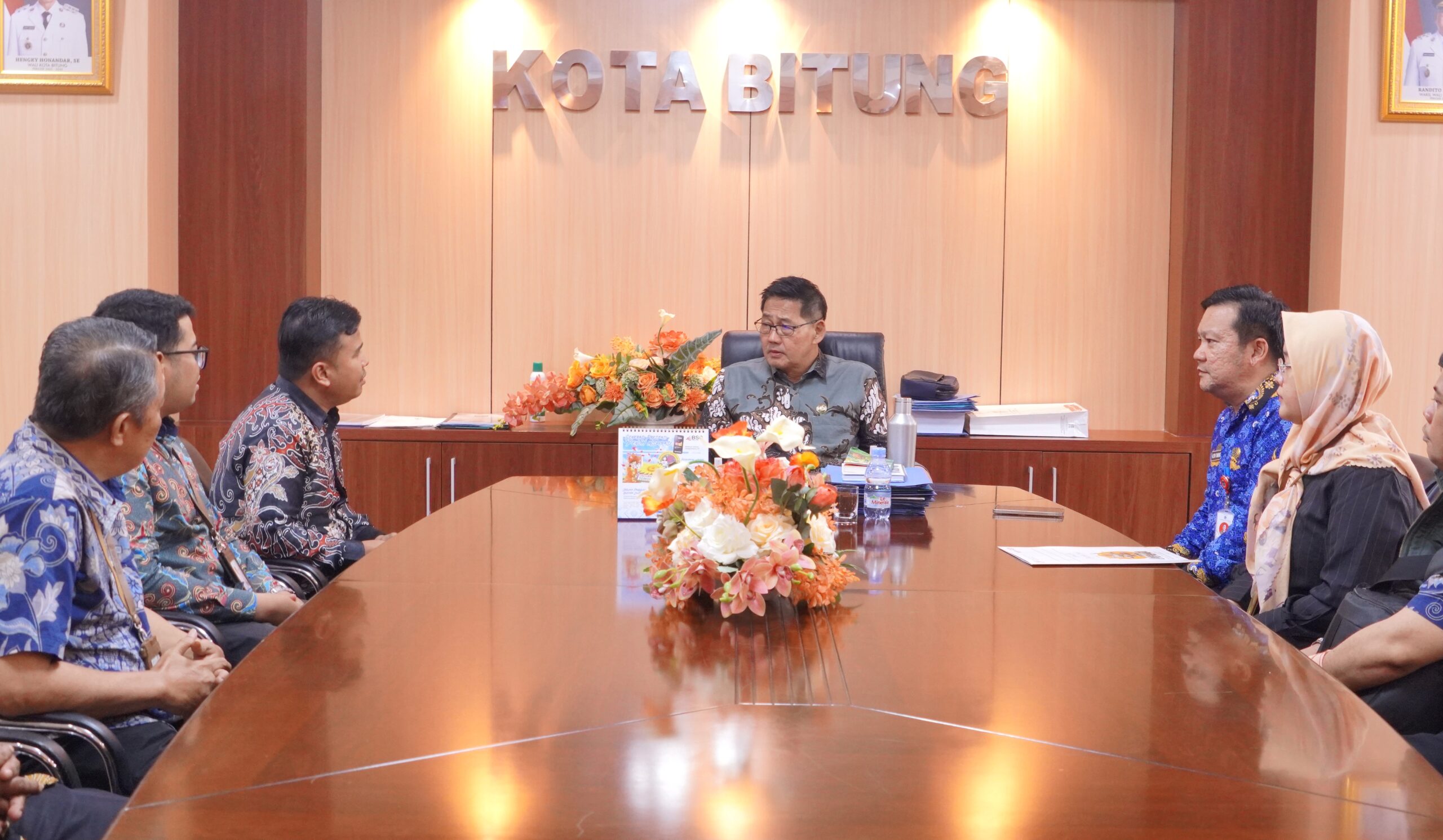 Walikota Bitung Hengky Honandar saat menerima kunjungan Kepala BPS Bitung Carlos E. Siburian terkait persiapan Sensus Ekonomi 2026. Pemkot Bitung pastikan dukungan penuh demi keakuratan data ekonomi daerah. (Foto: Dok. Istimewa)