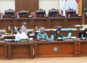 Serius: Jajaran Pansus LKPJ DPRD Sulut saat mendengarkan pemaparan realisasi anggaran dari jajaran SKPD Pemprov Sulut dalam rapat yang berlangsung terbuka dan dinamis, Senin (13/4). (Foto: Dok. Istimewa)