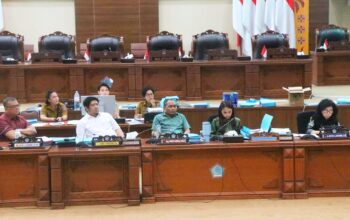 Serius: Jajaran Pansus LKPJ DPRD Sulut saat mendengarkan pemaparan realisasi anggaran dari jajaran SKPD Pemprov Sulut dalam rapat yang berlangsung terbuka dan dinamis, Senin (13/4). (Foto: Dok. Istimewa)