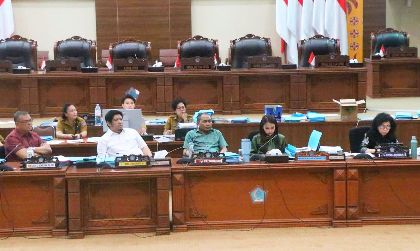 Serius: Jajaran Pansus LKPJ DPRD Sulut saat mendengarkan pemaparan realisasi anggaran dari jajaran SKPD Pemprov Sulut dalam rapat yang berlangsung terbuka dan dinamis, Senin (13/4). (Foto: Dok. Istimewa)