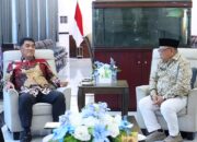 Gubernur Sulawesi Utara, Yulius Selvanus bersama Kepala Kantor Wilayah Kementerian Haji dan Umrah Sulawesi Utara, Wahyudin Ukoli di Wisma Negara Bumi Beringin, Jumat (17/4/2026). (Foto: Dok. Istimewa)