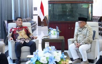 Gubernur Sulawesi Utara, Yulius Selvanus bersama Kepala Kantor Wilayah Kementerian Haji dan Umrah Sulawesi Utara, Wahyudin Ukoli di Wisma Negara Bumi Beringin, Jumat (17/4/2026). (Foto: Dok. Istimewa)