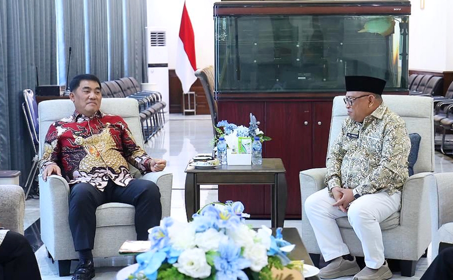 Gubernur Sulawesi Utara, Yulius Selvanus bersama Kepala Kantor Wilayah Kementerian Haji dan Umrah Sulawesi Utara, Wahyudin Ukoli di Wisma Negara Bumi Beringin, Jumat (17/4/2026). (Foto: Dok. Istimewa)