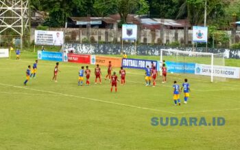 Tandukan maut Herrie Lontoh (HELO13) saat menggetarkan jala Bolsel FC pada menit ke-55 dalam Final Piala Gubernur Sulut di Stadion Klabat, Minggu (19/4). (Foto: Ridho L Tobing)