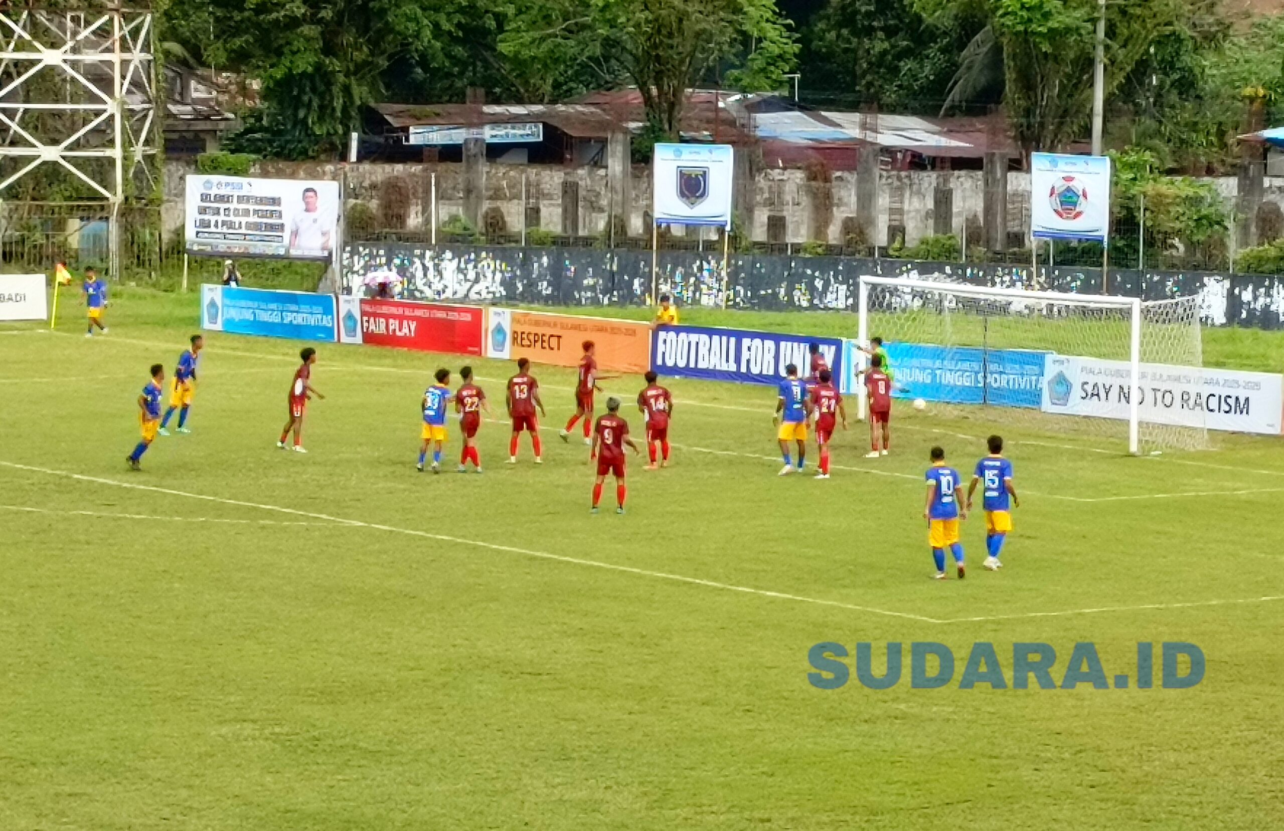 Tandukan maut Herrie Lontoh (HELO13) saat menggetarkan jala Bolsel FC pada menit ke-55 dalam Final Piala Gubernur Sulut di Stadion Klabat, Minggu (19/4). (Foto: Ridho L Tobing)