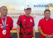 MENUJU NASIONAL: Bupati Bolsel Iskandar Kamaru bersama jajaran manajemen Bolsel FC usai menerima pengumuman tiket Liga 4 Nasional dari Gubernur Sulut, Yulius Selvanus. (Foto: Ridho L Tobing)