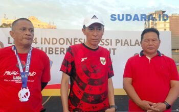 MENUJU NASIONAL: Bupati Bolsel Iskandar Kamaru bersama jajaran manajemen Bolsel FC usai menerima pengumuman tiket Liga 4 Nasional dari Gubernur Sulut, Yulius Selvanus. (Foto: Ridho L Tobing)