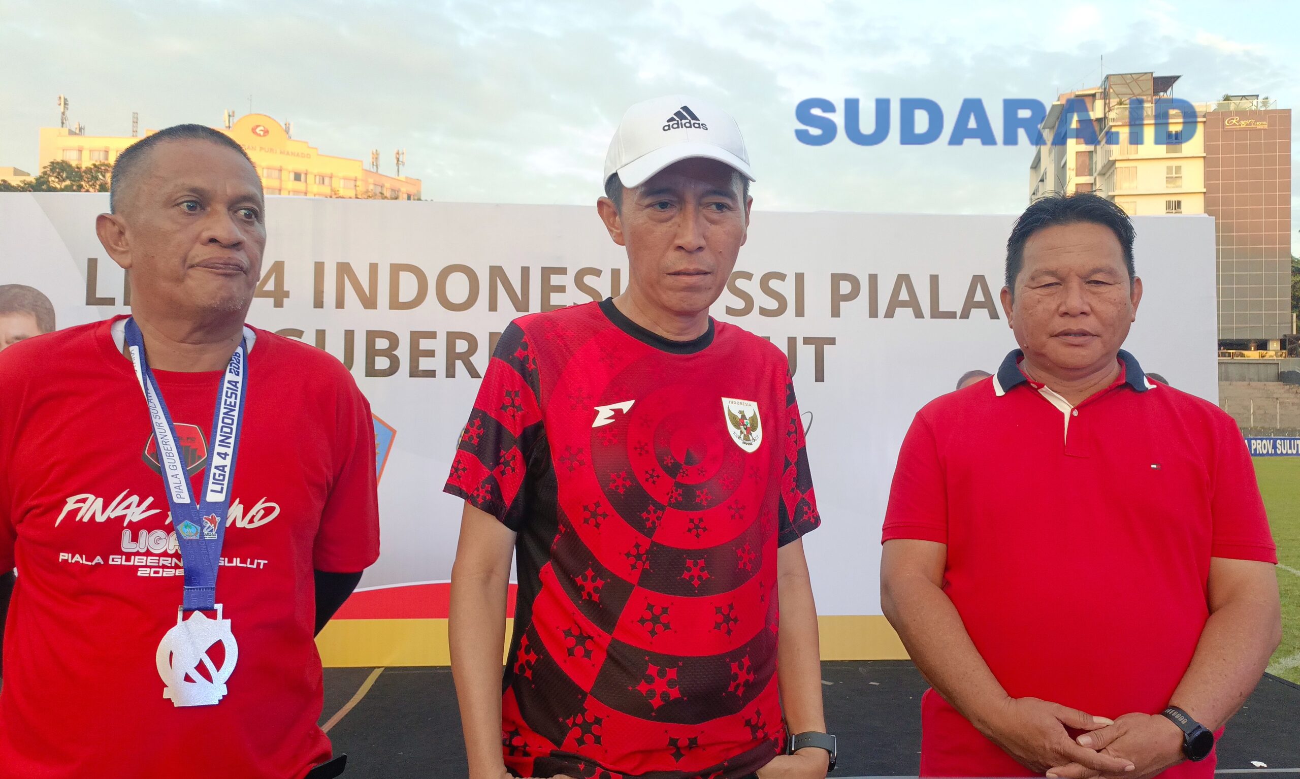 MENUJU NASIONAL: Bupati Bolsel Iskandar Kamaru bersama jajaran manajemen Bolsel FC usai menerima pengumuman tiket Liga 4 Nasional dari Gubernur Sulut, Yulius Selvanus. (Foto: Ridho L Tobing)