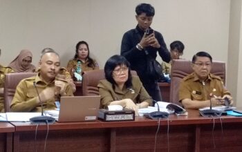 Kepala Dinas PUPR Sulut, Dr. Deicy Paath, menjawab pertanyaan anggota Pansus LKPJ DPRD Sulut terkait pemeliharaan jalan dan anggaran konstruksi, Senin (20/4/2026). (Foto: Ridho L Tobing)