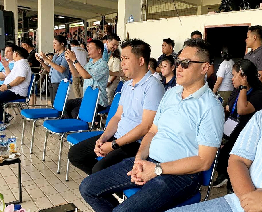 Wakil Ketua DPRD Sulut, Royke Reynald Anter, saat menyaksikan laga Final Liga 4 PSSI Piala Gubernur Sulut 2025/2026 di Stadion Klabat, Minggu (19/4/2026). (Foto: Istimewa)