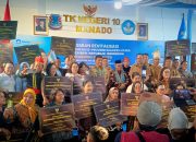 SENYUM HARU UNTUK PENDIDIKAN SULUT. Gubernur Yulius Selvanus bersama Mendikdasmen Abdul Mu'ti saat meresmikan revitalisasi sekolah se-Sulawesi Utara. Dengan anggaran Rp231 Miliar dari Presiden Prabowo, wajah pendidikan di Bumi Nyiur Melambai kini memasuki babak baru yang lebih modern dan asri. (Foto: Ridho L Tobing)