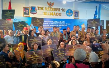 SENYUM HARU UNTUK PENDIDIKAN SULUT. Gubernur Yulius Selvanus bersama Mendikdasmen Abdul Mu'ti saat meresmikan revitalisasi sekolah se-Sulawesi Utara. Dengan anggaran Rp231 Miliar dari Presiden Prabowo, wajah pendidikan di Bumi Nyiur Melambai kini memasuki babak baru yang lebih modern dan asri. (Foto: Ridho L Tobing)