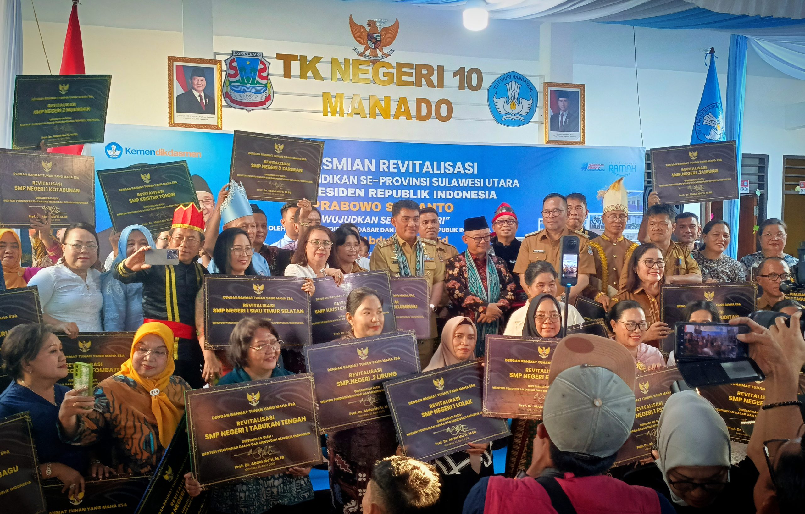 SENYUM HARU UNTUK PENDIDIKAN SULUT. Gubernur Yulius Selvanus bersama Mendikdasmen Abdul Mu'ti saat meresmikan revitalisasi sekolah se-Sulawesi Utara. Dengan anggaran Rp231 Miliar dari Presiden Prabowo, wajah pendidikan di Bumi Nyiur Melambai kini memasuki babak baru yang lebih modern dan asri. (Foto: Ridho L Tobing)