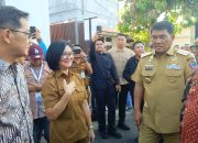 SINERGI PENDIDIKAN: Walikota Bitung Hengky Honandar SE menyambut hangat kedatangan Mendikdasmen RI Prof. Abdul Mu'ti yang didampingi Gubernur Sulut Mayjen TNI (Purn) Yulius Selvanus SE, saat peluncuran program pendidikan strategis Presiden Prabowo Subianto untuk wilayah Sulawesi Utara. (Foto: Ridho L Tobing)