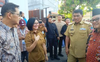 SINERGI PENDIDIKAN: Walikota Bitung Hengky Honandar SE menyambut hangat kedatangan Mendikdasmen RI Prof. Abdul Mu'ti yang didampingi Gubernur Sulut Mayjen TNI (Purn) Yulius Selvanus SE, saat peluncuran program pendidikan strategis Presiden Prabowo Subianto untuk wilayah Sulawesi Utara. (Foto: Ridho L Tobing)