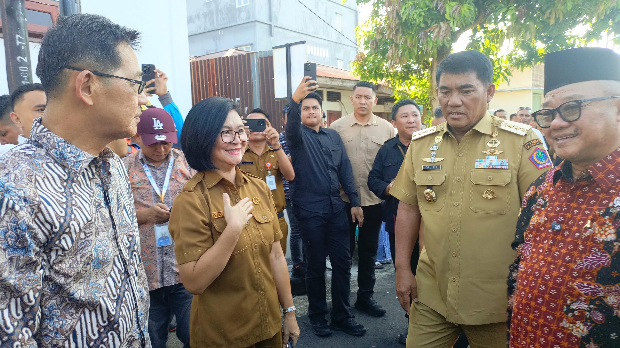 ​SINERGI PENDIDIKAN: Walikota Bitung Hengky Honandar SE menyambut hangat kedatangan Mendikdasmen RI Prof. Abdul Mu'ti yang didampingi Gubernur Sulut Mayjen TNI (Purn) Yulius Selvanus SE, saat peluncuran program pendidikan strategis Presiden Prabowo Subianto untuk wilayah Sulawesi Utara. (Foto: Ridho L Tobing)