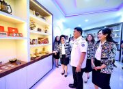 Magnet baru pariwisata Sulut! Gubernur Yulius Selvanus dan Ibu Anik Yulius Selvanus saat meresmikan Galeri Dekranasda Sulut di Bumi Beringin. Kini, karya terbaik dari 15 kabupaten/kota resmi jadi rute wajib bagi turis mancanegara. Mari dukung produk lokal! (Foto: Dok. Istimewa)