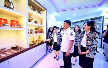 Magnet baru pariwisata Sulut! Gubernur Yulius Selvanus dan Ibu Anik Yulius Selvanus saat meresmikan Galeri Dekranasda Sulut di Bumi Beringin. Kini, karya terbaik dari 15 kabupaten/kota resmi jadi rute wajib bagi turis mancanegara. Mari dukung produk lokal! (Foto: Dok. Istimewa)