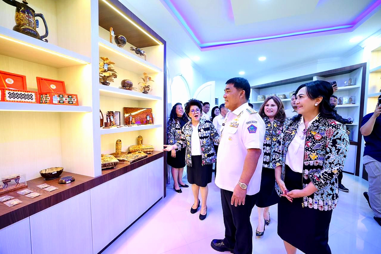 Magnet baru pariwisata Sulut! Gubernur Yulius Selvanus dan Ibu Anik Yulius Selvanus saat meresmikan Galeri Dekranasda Sulut di Bumi Beringin. Kini, karya terbaik dari 15 kabupaten/kota resmi jadi rute wajib bagi turis mancanegara. Mari dukung produk lokal! (Foto: Dok. Istimewa)