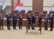 INSTRUMEN PENGAWASAN: Ketua DPRD Sulut dr. Fransiscus Andi Silangen menyerahkan dokumen rekomendasi Pansus LKPJ TA 2025 kepada Gubernur Mayjen TNI (Purn) Yulius Selvanus, didampingi Wagub Victor Mailangkay, jajaran Pimpinan Dewan, Pimpinan Pansus, dan Plh Sekdaprov di Gedung Cengkih, Kamis (23/05/2026). (Foto: Ridho L Tobing)