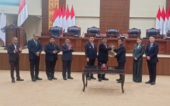 INSTRUMEN PENGAWASAN: Ketua DPRD Sulut dr. Fransiscus Andi Silangen menyerahkan dokumen rekomendasi Pansus LKPJ TA 2025 kepada Gubernur Mayjen TNI (Purn) Yulius Selvanus, didampingi Wagub Victor Mailangkay, jajaran Pimpinan Dewan, Pimpinan Pansus, dan Plh Sekdaprov di Gedung Cengkih, Kamis (23/05/2026). (Foto: Ridho L Tobing)