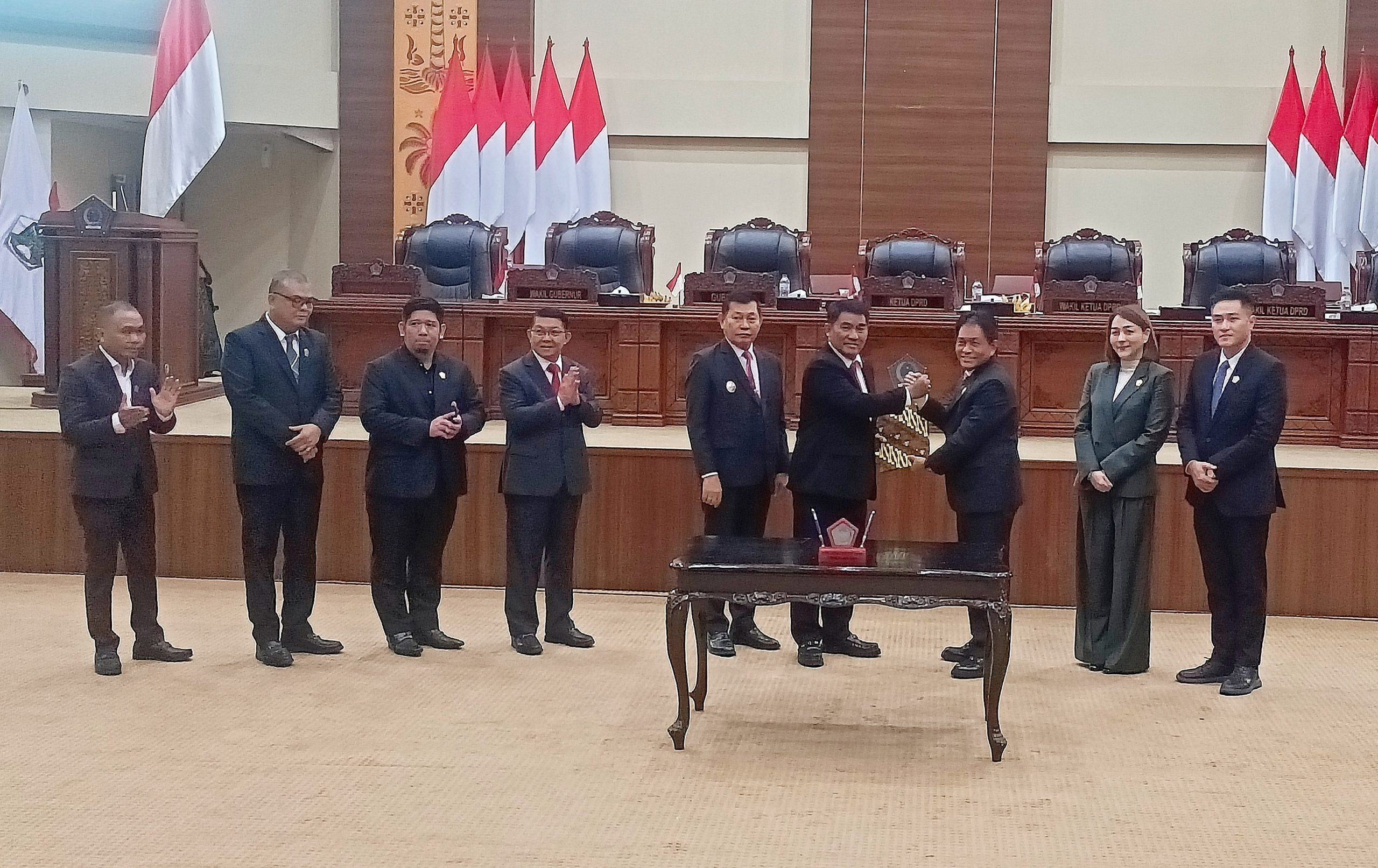 INSTRUMEN PENGAWASAN: Ketua DPRD Sulut dr. Fransiscus Andi Silangen menyerahkan dokumen rekomendasi Pansus LKPJ TA 2025 kepada Gubernur Mayjen TNI (Purn) Yulius Selvanus, didampingi Wagub Victor Mailangkay, jajaran Pimpinan Dewan, Pimpinan Pansus, dan Plh Sekdaprov di Gedung Cengkih, Kamis (23/05/2026). (Foto: Ridho L Tobing)