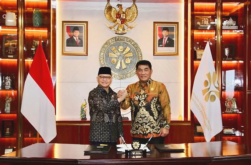 Sinergi pusat dan daerah! Gubernur Yulius Selvanus resmi teken kerja sama dengan Menteri PPMI untuk jamin keamanan dan peningkatan kompetensi pekerja migran asal Sulut. (Foto: Dok. Istimewa)