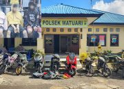 Bukti hasil pencurian motor di Polsek Matuari. (Insert gambar) Tiga orang pemuda terduga pelaku curanmor. (Foto: Dok.Istimewa)