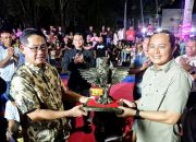 Walikota Bitung, Hengky Honandar SE (kiri), menyerahkan Kriya Burung Manguni kepada Kapolres AKBP Albert Zai SIK MH sebagai tanda penganugerahan gelar “Bapak Perdamaian Kota Bitung”, Sabtu (25/4/2026). Penghargaan ini merepresentasikan kearifan kepemimpinan dalam menjaga harmoni di Kota Cakalang. (Foto: Dok. Istimewa)