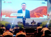 Ferry Liando menegaskan pentingnya orientasi kesejahteraan masyarakat di atas kepentingan kekuasaan saat menjadi narasumber dalam kegiatan PD TIDAR Sulut di Hotel FourPoint Manado, Minggu (26/4/2026). (Foto: Ridho L Tobing)