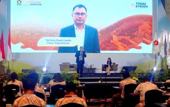 Ferry Liando menegaskan pentingnya orientasi kesejahteraan masyarakat di atas kepentingan kekuasaan saat menjadi narasumber dalam kegiatan PD TIDAR Sulut di Hotel FourPoint Manado, Minggu (26/4/2026). (Foto: Ridho L Tobing)