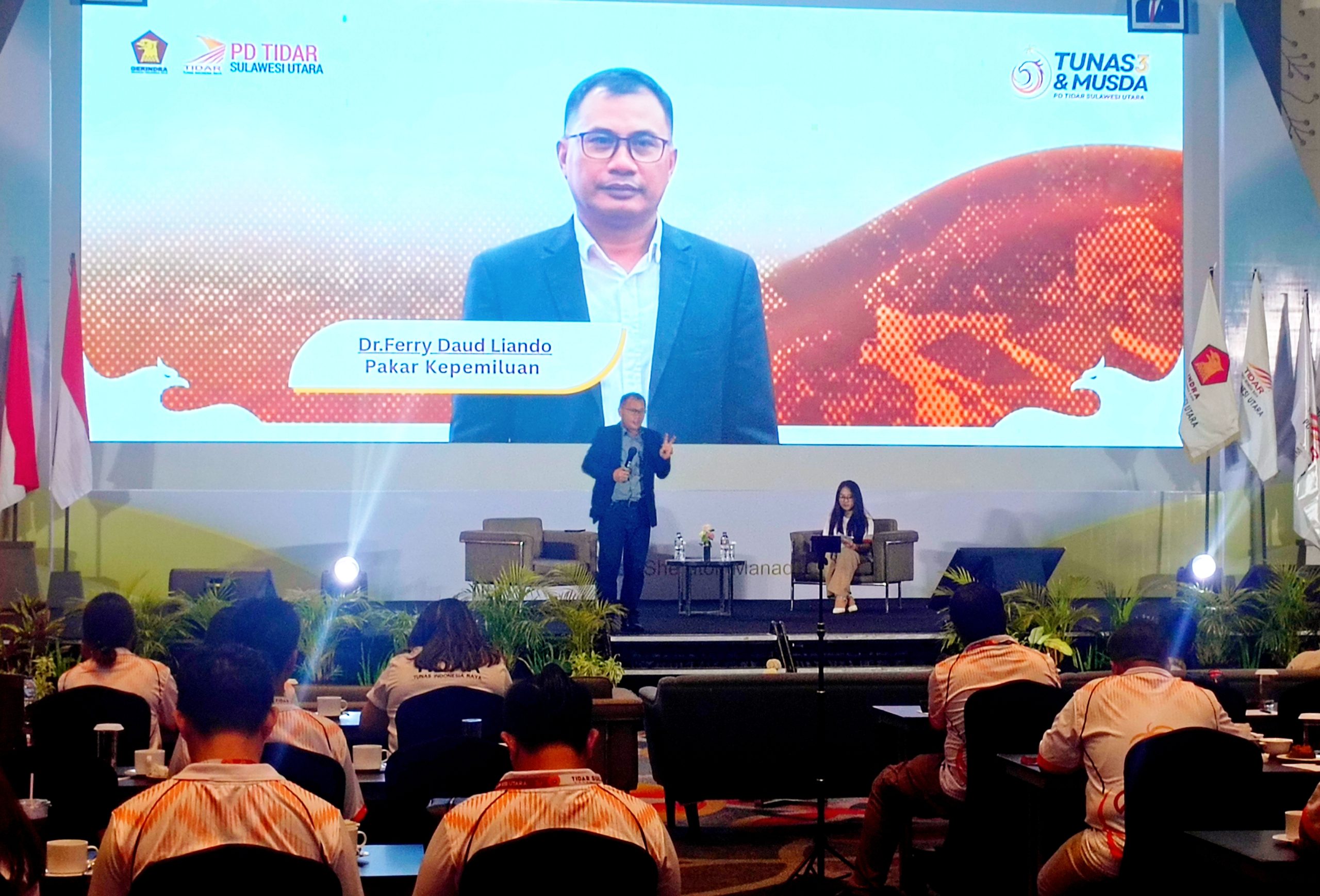 Ferry Liando menegaskan pentingnya orientasi kesejahteraan masyarakat di atas kepentingan kekuasaan saat menjadi narasumber dalam kegiatan PD TIDAR Sulut di Hotel FourPoint Manado, Minggu (26/4/2026). (Foto: Ridho L Tobing)
