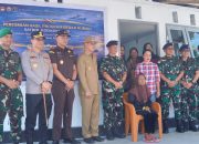 Raut bahagia keluarga Juleha Hawa Sanang saat berfoto bersama Walikota Bitung Hengky Honandar dan jajaran pimpinan Kodaeral VIII di depan hunian baru mereka. Program bedah rumah ini menjadi bukti nyata kepedulian TNI AL dan Pemerintah Kota Bitung terhadap kesejahteraan nelayan pesisir. (Foto: Dok. Istimewa)