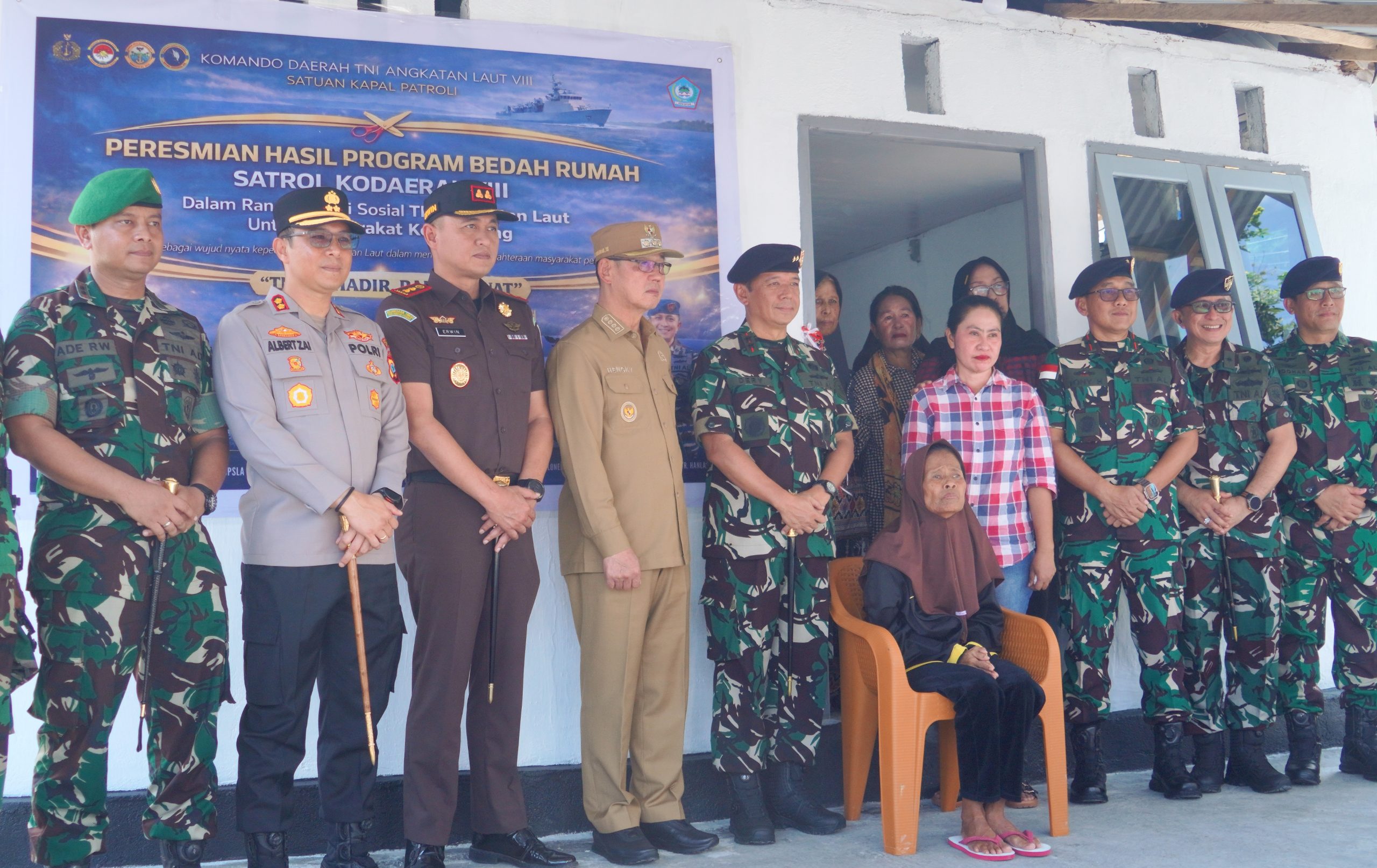 Raut bahagia keluarga Juleha Hawa Sanang saat berfoto bersama Walikota Bitung Hengky Honandar dan jajaran pimpinan Kodaeral VIII di depan hunian baru mereka. Program bedah rumah ini menjadi bukti nyata kepedulian TNI AL dan Pemerintah Kota Bitung terhadap kesejahteraan nelayan pesisir. (Foto: Dok. Istimewa)