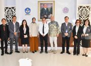 Rektor UNSRAT, Prof. Dr. Ir. Berty Sompie, M.Eng., saat menerima langsung kunjungan Tim Asesor BAN-PT dalam rangka Asesmen Lapangan Program Studi Magister Entomologi di Gedung Rektorat, Senin (27/4). (Foto: Dok. Istimewa)