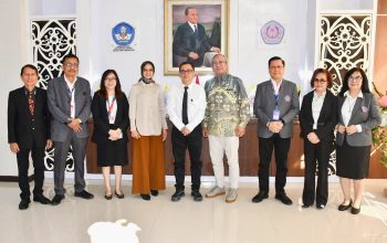 Rektor UNSRAT, Prof. Dr. Ir. Berty Sompie, M.Eng., saat menerima langsung kunjungan Tim Asesor BAN-PT dalam rangka Asesmen Lapangan Program Studi Magister Entomologi di Gedung Rektorat, Senin (27/4). (Foto: Dok. Istimewa)