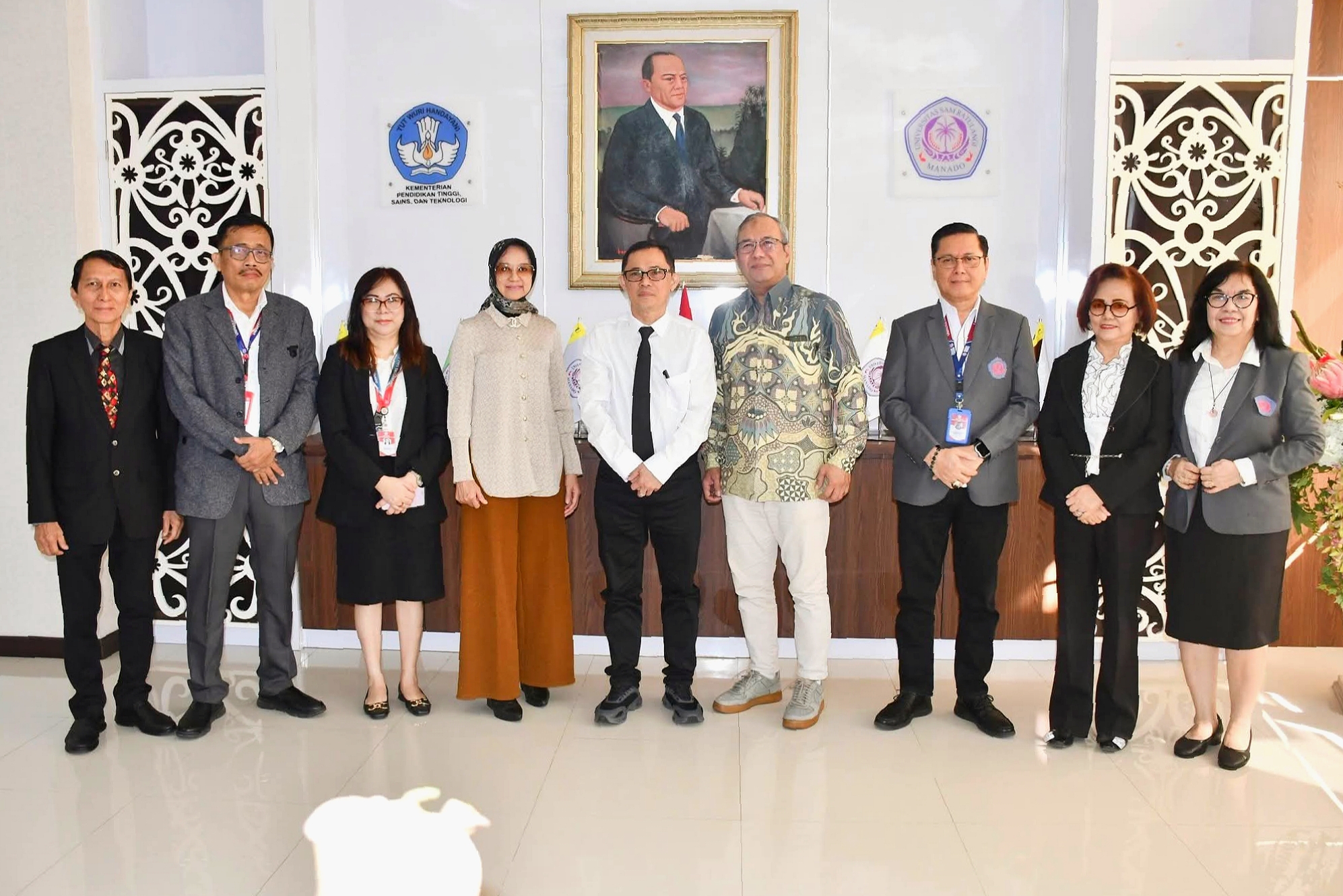 Rektor UNSRAT, Prof. Dr. Ir. Berty Sompie, M.Eng., saat menerima langsung kunjungan Tim Asesor BAN-PT dalam rangka Asesmen Lapangan Program Studi Magister Entomologi di Gedung Rektorat, Senin (27/4). (Foto: Dok. Istimewa)