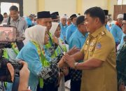 Gubernur Yulius Selvanus saat melepas secara resmi 394 jemaah haji Provinsi Sulawesi Utara pada musim haji 1447 H Tahun 2026.(Foto: Dok. Istimewa)