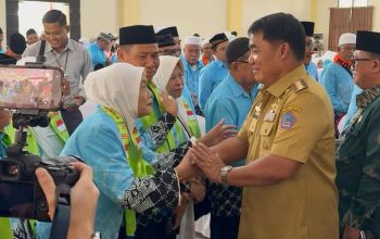 Gubernur Yulius Selvanus saat melepas secara resmi 394 jemaah haji Provinsi Sulawesi Utara pada musim haji 1447 H Tahun 2026.(Foto: Dok. Istimewa)