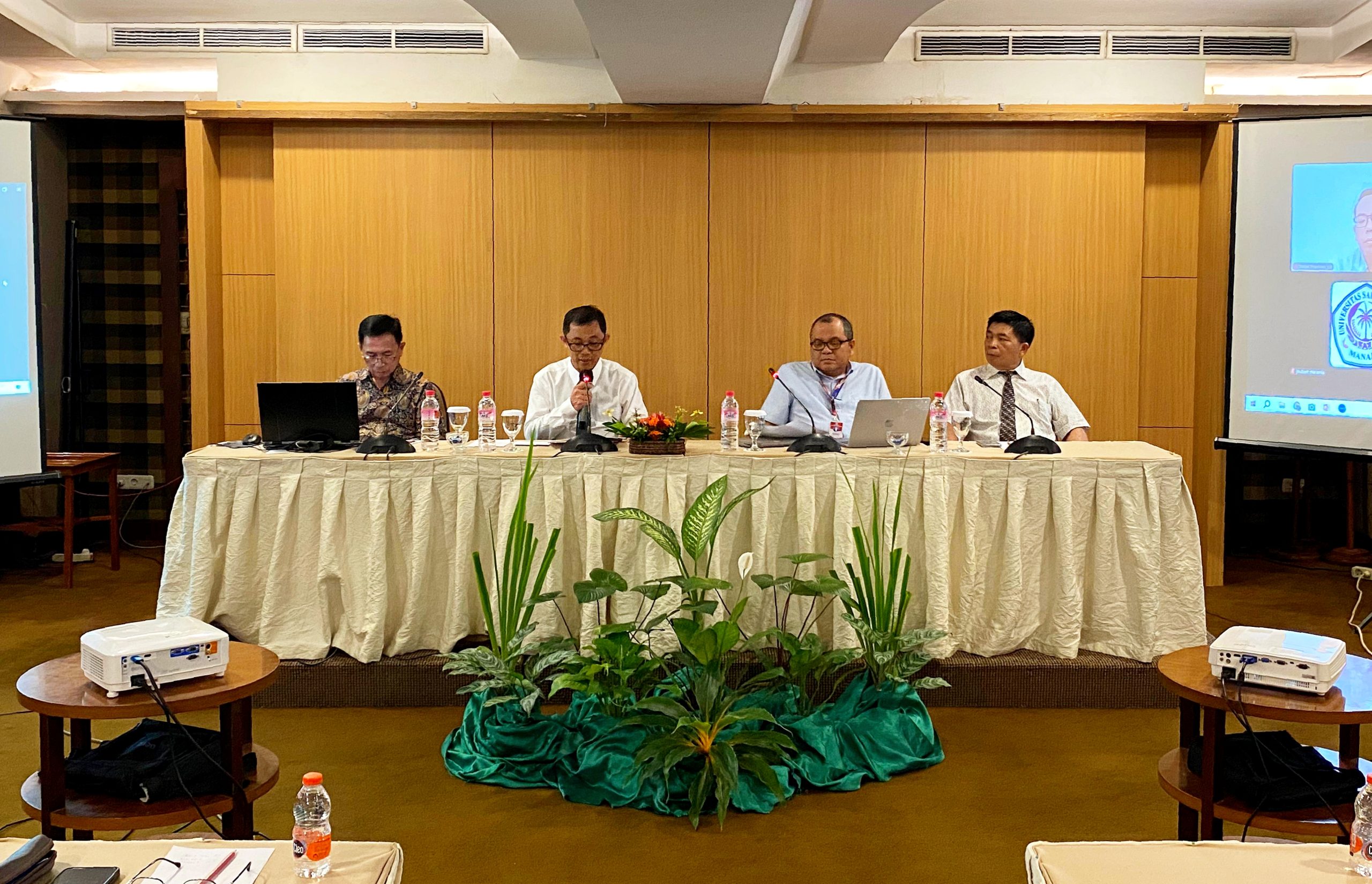 Rektor Unsrat, Prof. Dr. Ir. Oktovian Berty Alexander Sompie, M.Eng., IPU, ASEAN Eng (kedua dari kiri) didampingi Wakil Rektor II, Prof Dr Ir Royke Montolalu SPi MSc (tengah), Wakil Rektor III Dr Ralfie Pinasang SH MH dan Wakil Rektor IV Ir Steenie Edward Wallah MSc PhD, saat membuka FGD Zona Integritas (ZI) Unsrat di Quality Hotel Manado, Selasa (28/4/2026). (Foto: Dok. Istimewa)