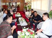 Rektor UNSRAT, Prof. Oktovian B.A. Sompie, saat menerima kunjungan tim Google Indonesia di Manado untuk penjajakan kolaborasi teknologi masa depan. (Foto: Dok. Istimewa)