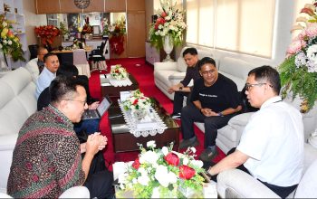 Rektor UNSRAT, Prof. Oktovian B.A. Sompie, saat menerima kunjungan tim Google Indonesia di Manado untuk penjajakan kolaborasi teknologi masa depan. (Foto: Dok. Istimewa)