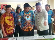 Wawali Bitung Randito Maringka saat menunjukkan peta konektivitas global KEK Bitung sebagai pusat logistik internasional kepada Gubernur Yulius Selvanus. (Foto: Istimewa)