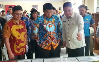 Wawali Bitung Randito Maringka saat menunjukkan peta konektivitas global KEK Bitung sebagai pusat logistik internasional kepada Gubernur Yulius Selvanus. (Foto: Istimewa)