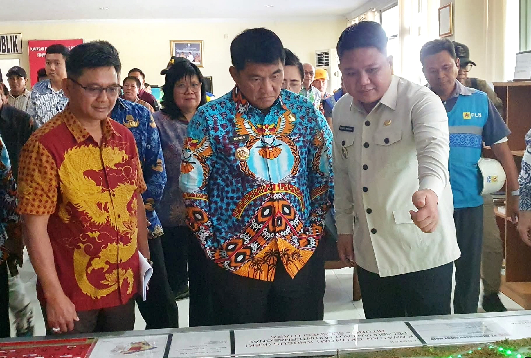 Wawali Bitung Randito Maringka saat menunjukkan peta konektivitas global KEK Bitung sebagai pusat logistik internasional kepada Gubernur Yulius Selvanus. (Foto: Istimewa)
