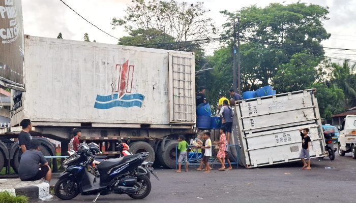 Kontainer Ikan ‘Terkapar’ di Jalan Yos Sudarso, Sat Lantas Polres Bitung Sigap Amankan Lokasi