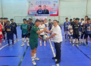 Ketua AFP Sulut Meyvo Rumengan menyerahkan bola kepada Asisten Pelatih Timnas Futsal Indonesia Eka Sanjaya sebagai tanda dibukanya Seleknas Timnas U-17 di GOR Vista Malalayang, Manado, Senin (4/5/2026). (Foto: Ridho L Tobing)