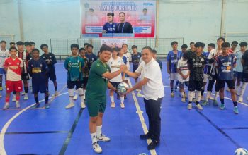 Ketua AFP Sulut Meyvo Rumengan menyerahkan bola kepada Asisten Pelatih Timnas Futsal Indonesia Eka Sanjaya sebagai tanda dibukanya Seleknas Timnas U-17 di GOR Vista Malalayang, Manado, Senin (4/5/2026). (Foto: Ridho L Tobing)