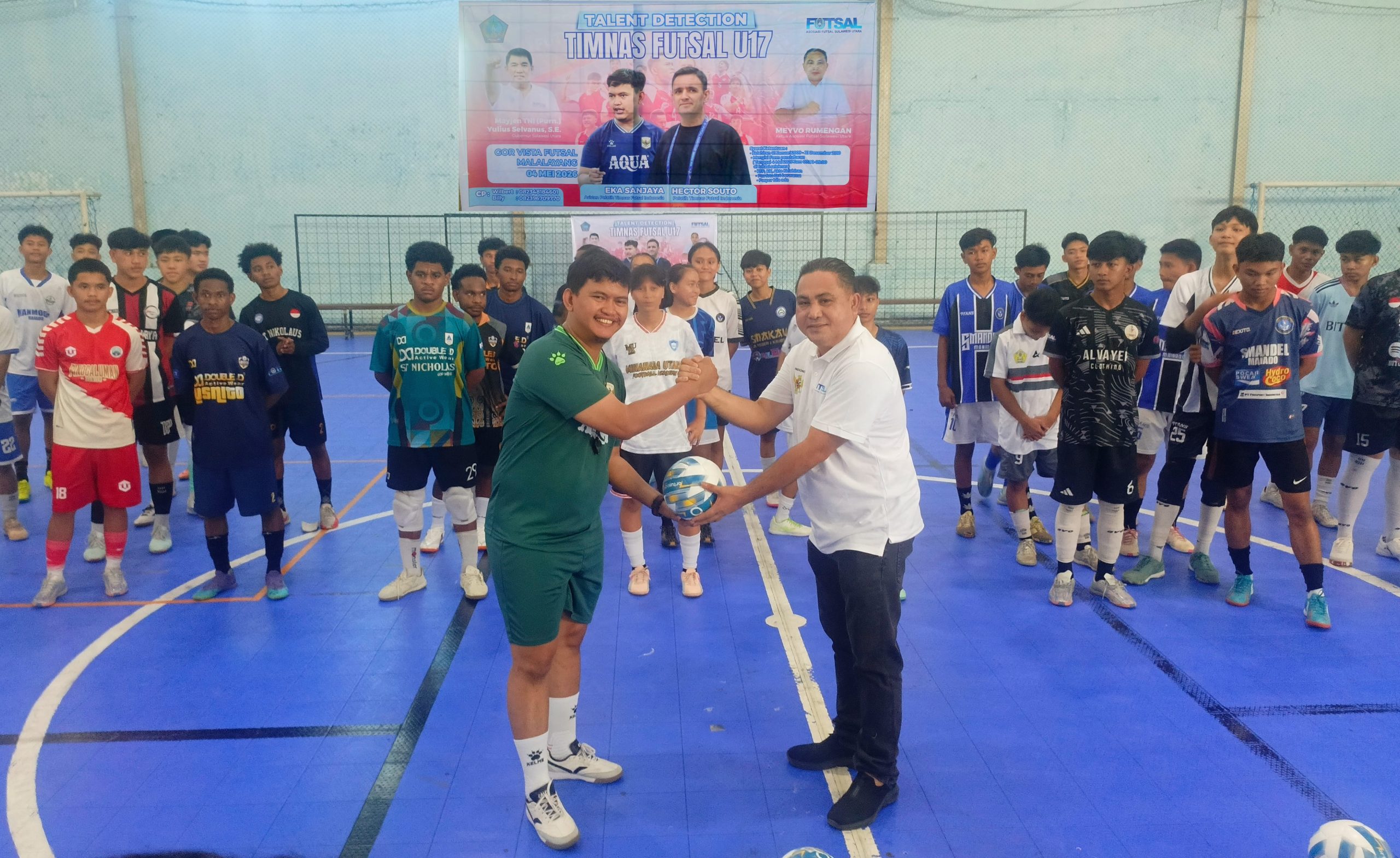 Ketua AFP Sulut Meyvo Rumengan menyerahkan bola kepada Asisten Pelatih Timnas Futsal Indonesia Eka Sanjaya sebagai tanda dibukanya Seleknas Timnas U-17 di GOR Vista Malalayang, Manado, Senin (4/5/2026). (Foto: Ridho L Tobing)