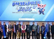 Rektor UNSRAT Prof. Oktovian B.A. Sompie (tengah) bersama Kepala LLDIKTI XVI Munawir Sadzali Razak saat pembukaan Pemilihan Mahasiswa Berprestasi 2026 di UNSRAT, Senin (4/5/2026). (Foto: Istimewa)